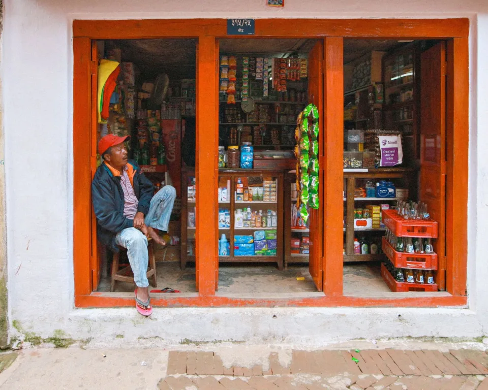 Chủ tiệm đang sắp hàng lên kệ