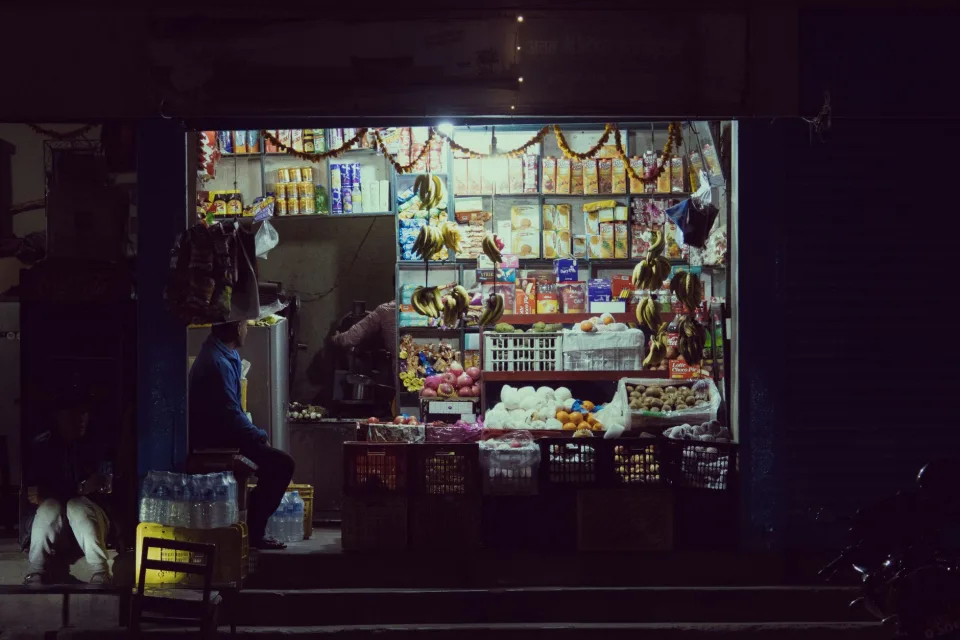 Kệ hàng tại Nguyễn Văn Thái
